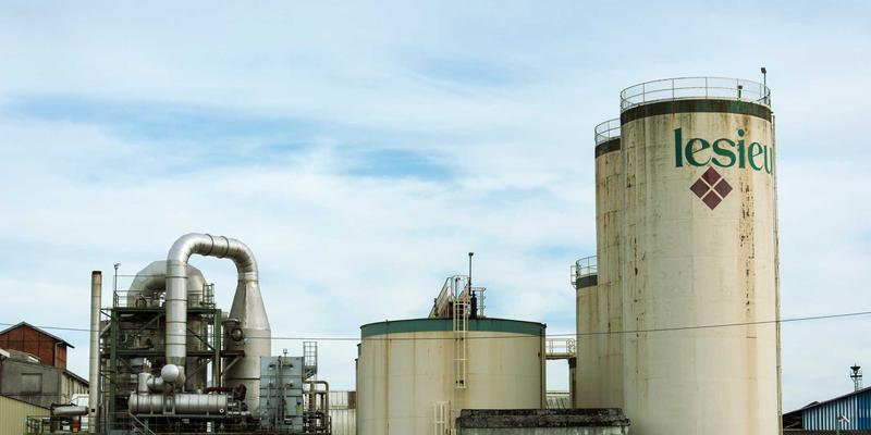 从岩石到肌肤：手工雕刻艺术在身体与工艺品定制中的千年演变