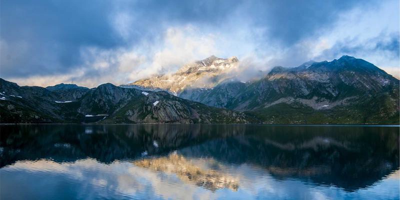 从石雕、玉雕到木雕：唱片雕刻艺术如何塑造黑胶复兴中的视觉与听觉对话