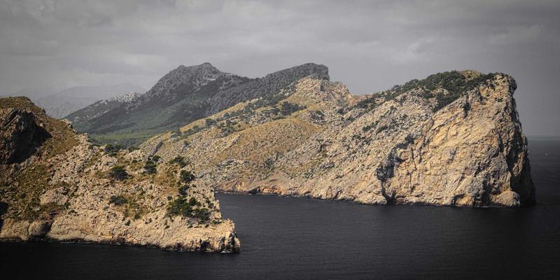 光影的容器：雕刻艺术如何通过玉雕与木雕技艺重塑现代灯具设计