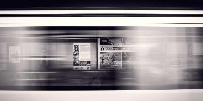 当传统技艺对话现代灵魂：工艺品定制中的抽象木雕艺术如何诠释情感与哲思